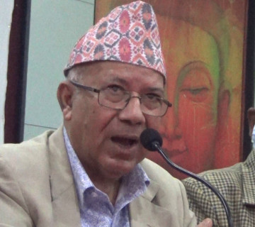 प्रधानन्यायाधीश विवाद प्रकरण समाधान गर्न प्रधानमन्त्रीले पहल गर्नुहुन्छ: माधव नेपाल